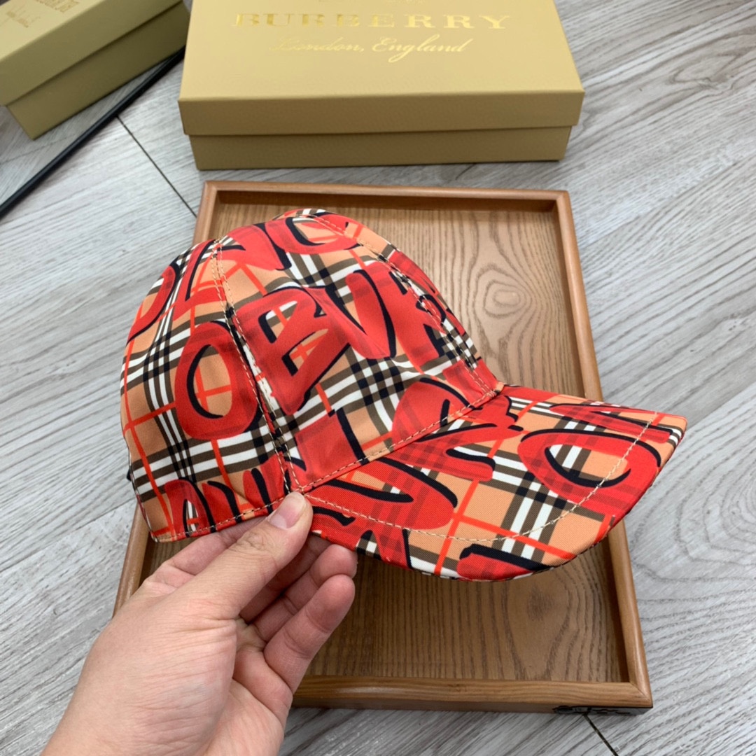 🌹。B家。涂鸦包边【超A品质】最新款！时尚潮流，高端做工！每一个帽子都是用心之作！牛津材质！头层牛皮！配