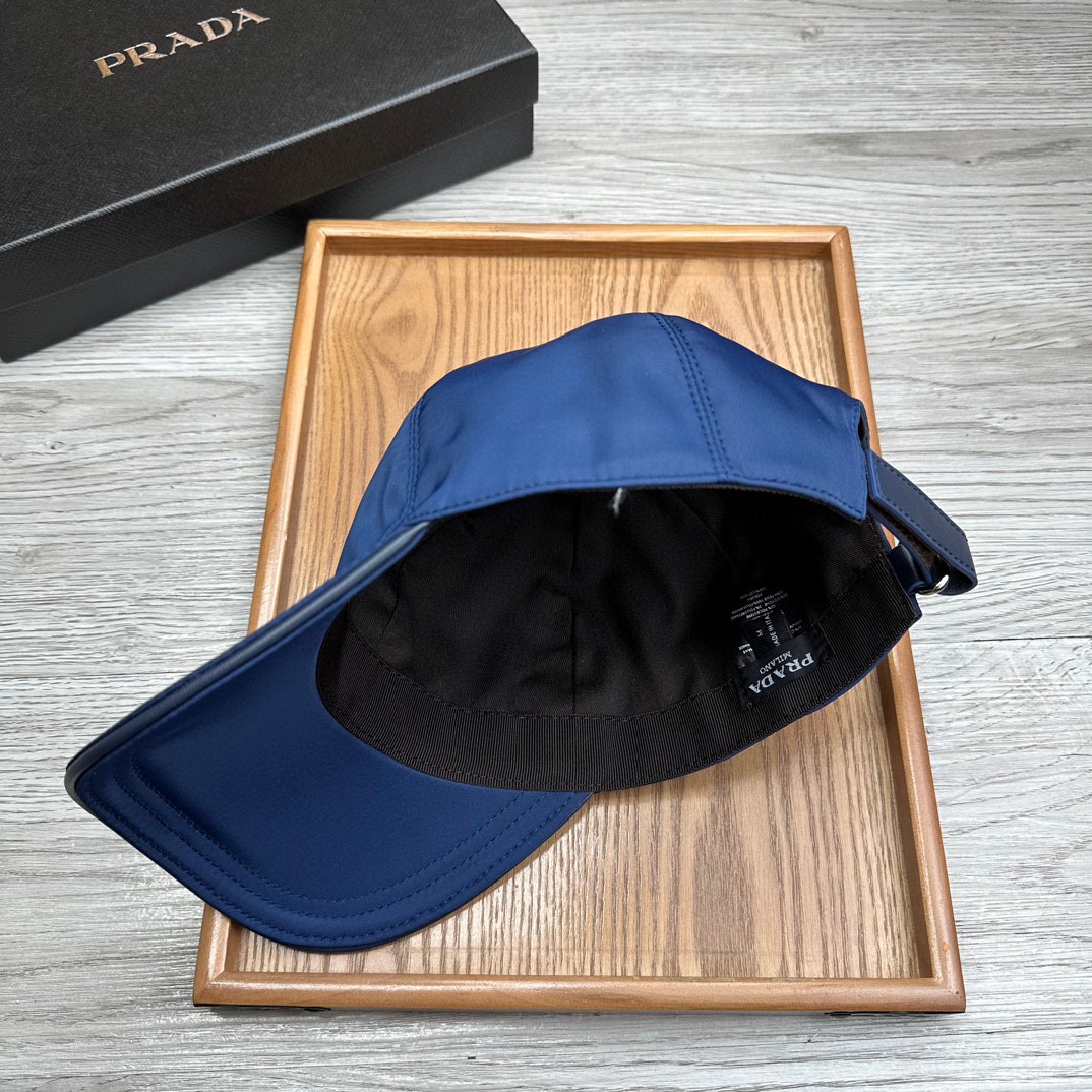 🌹。Prada家。三角标【超A品质】最新款！时尚潮流，高端做工！每一个帽子都是用心之作！牛津材质！头层牛