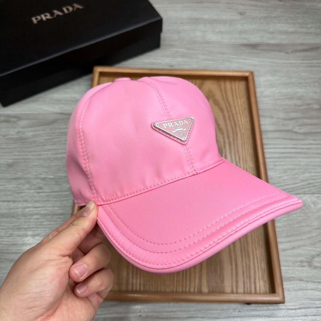 🌹。Prada家。三角标【超A品质】最新款！时尚潮流，高端做工！每一个帽子都是用心之作！牛津材质！头层牛