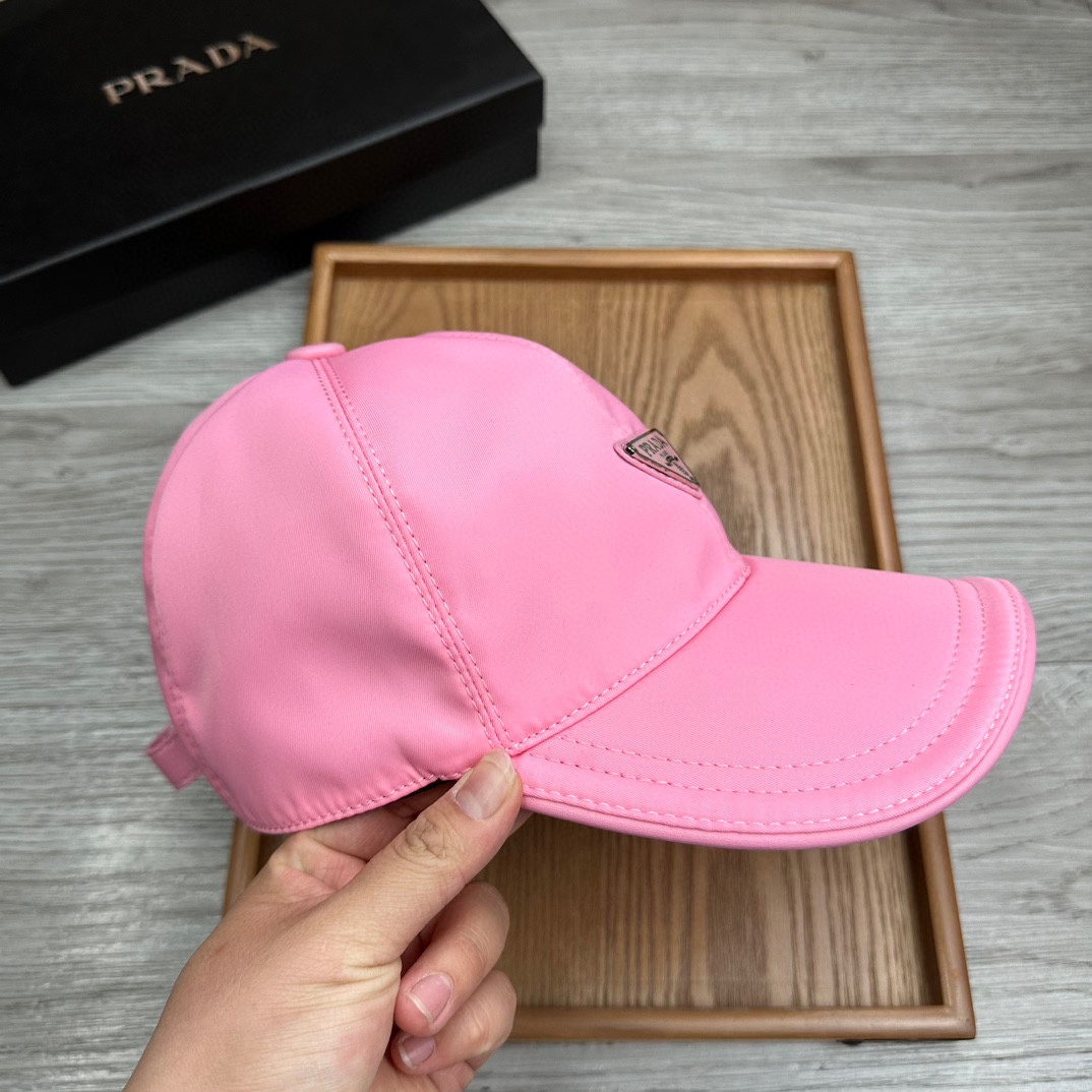 🌹。Prada家。三角标【超A品质】最新款！时尚潮流，高端做工！每一个帽子都是用心之作！牛津材质！头层牛