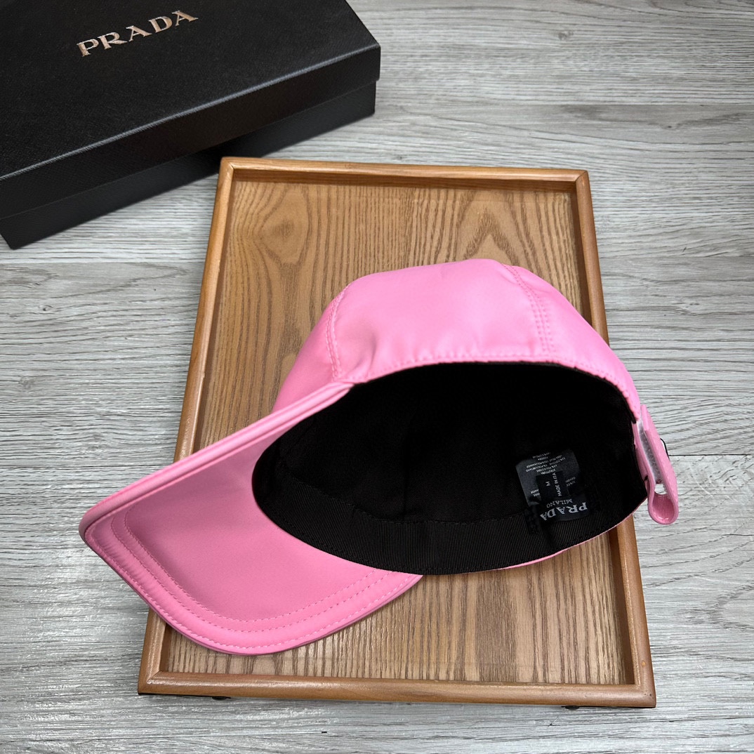 🌹。Prada家。三角标【超A品质】最新款！时尚潮流，高端做工！每一个帽子都是用心之作！牛津材质！头层牛
