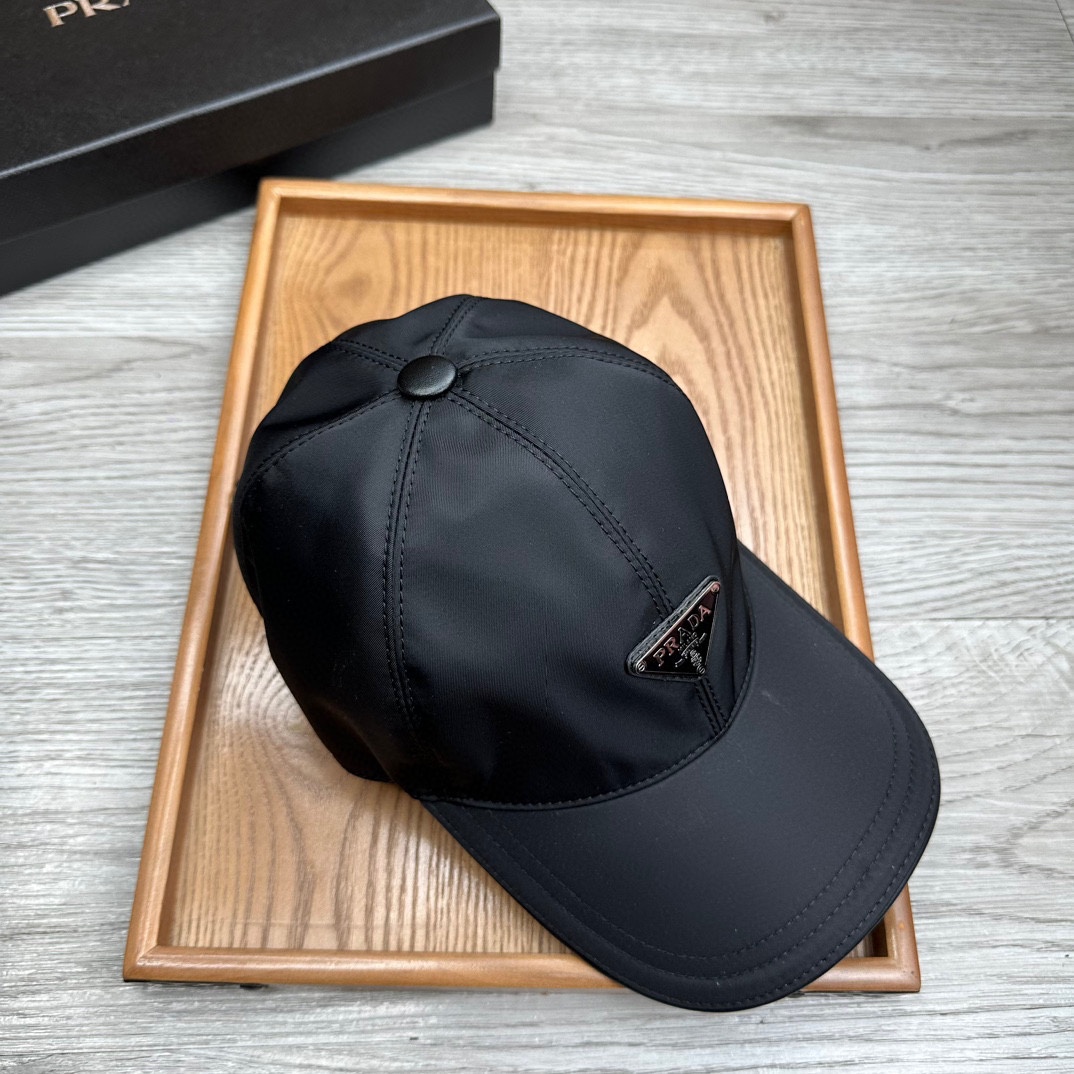 🌹。Prada家。三角标【超A品质】最新款！时尚潮流，高端做工！每一个帽子都是用心之作！牛津材质！头层牛