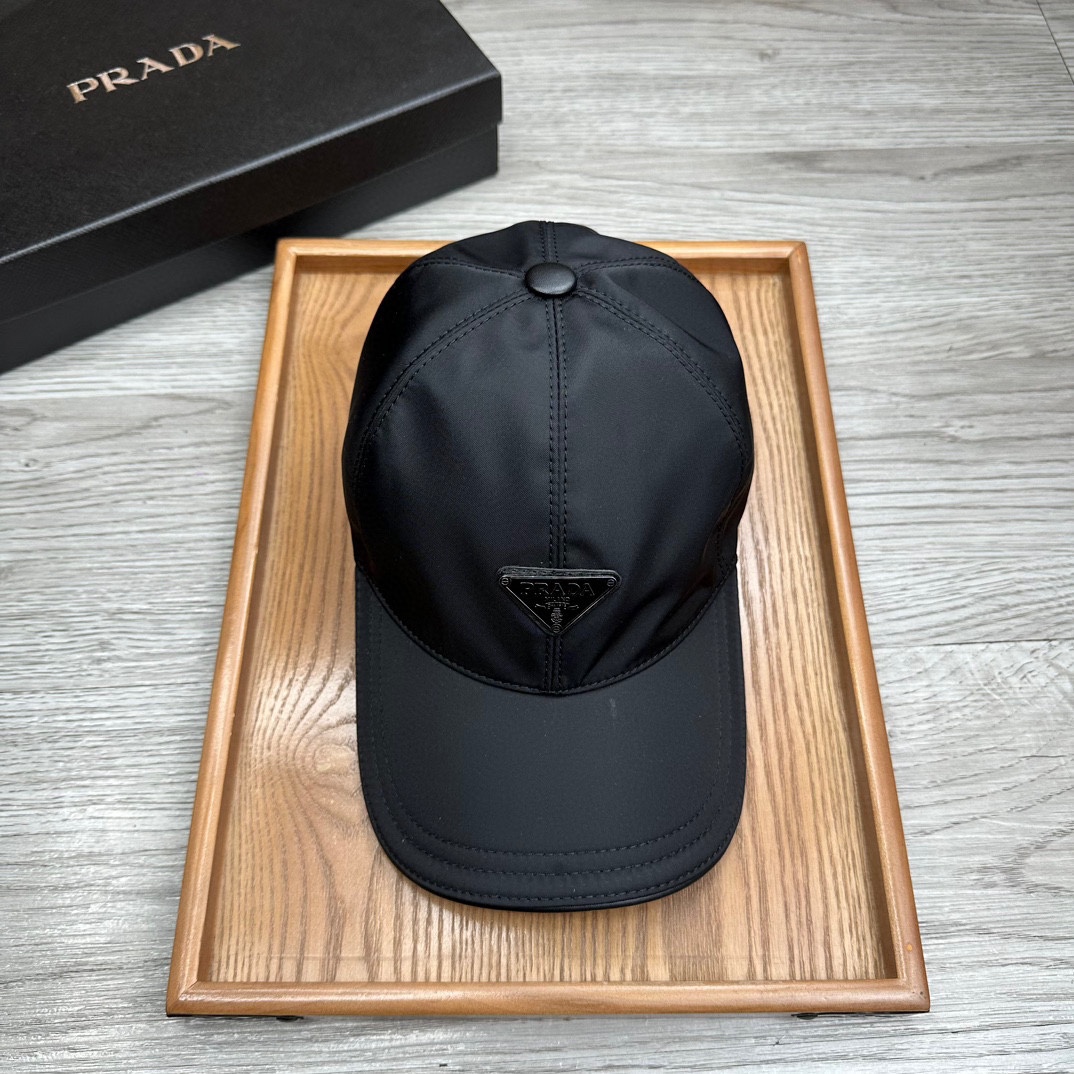 🌹。Prada家。三角标【超A品质】最新款！时尚潮流，高端做工！每一个帽子都是用心之作！牛津材质！头层牛