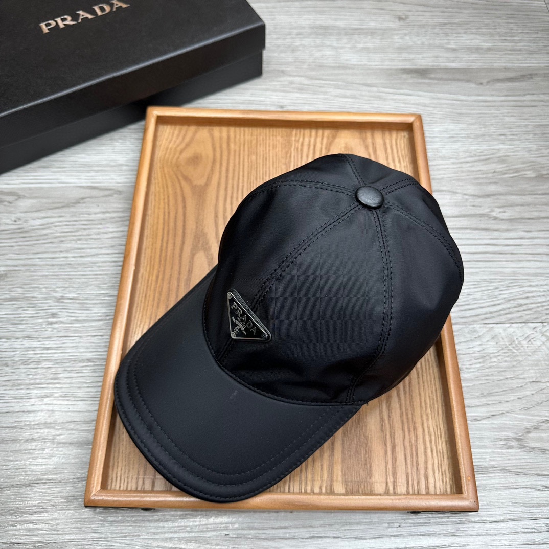 🌹。Prada家。三角标【超A品质】最新款！时尚潮流，高端做工！每一个帽子都是用心之作！牛津材质！头层牛