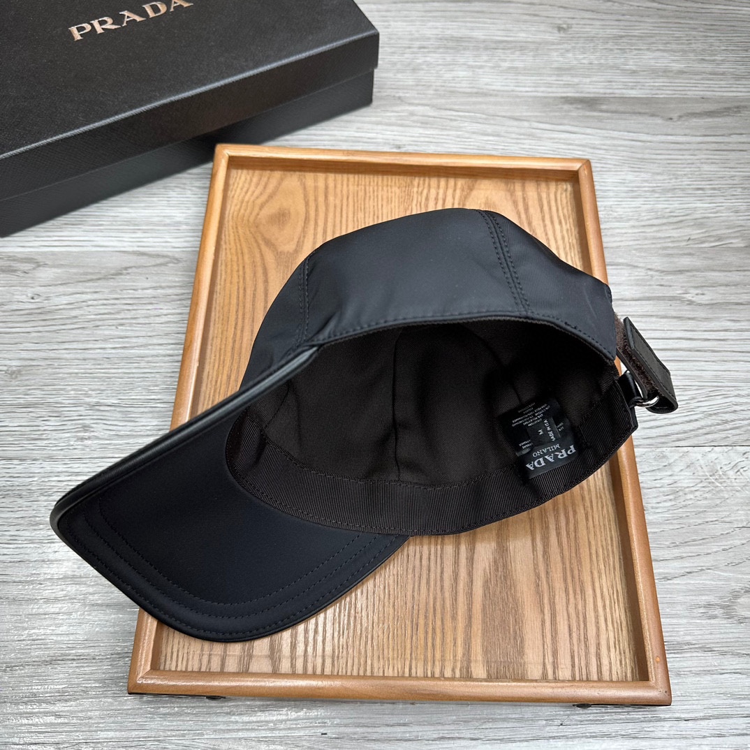 🌹。Prada家。三角标【超A品质】最新款！时尚潮流，高端做工！每一个帽子都是用心之作！牛津材质！头层牛