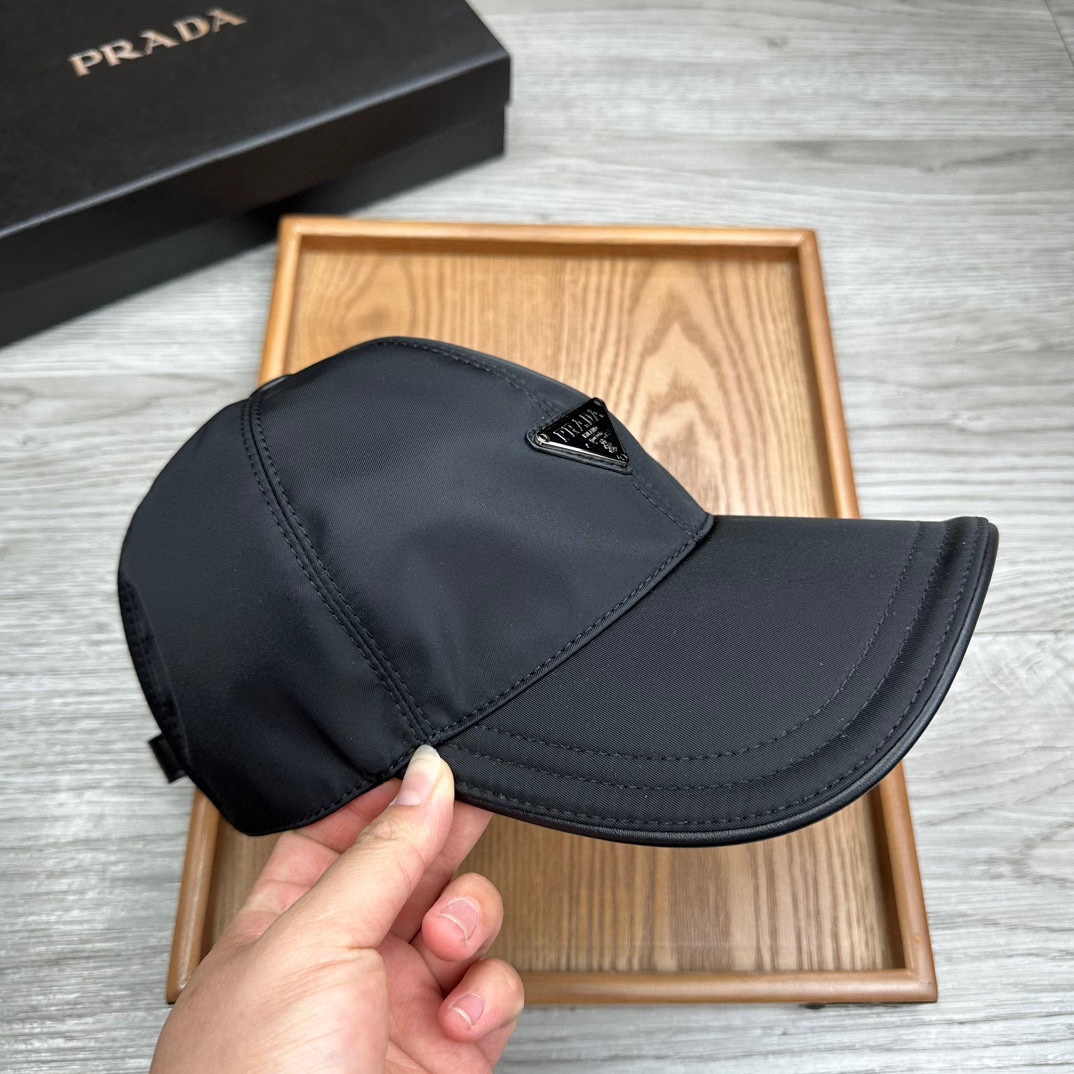 🌹。Prada家。三角标【超A品质】最新款！时尚潮流，高端做工！每一个帽子都是用心之作！牛津材质！头层牛