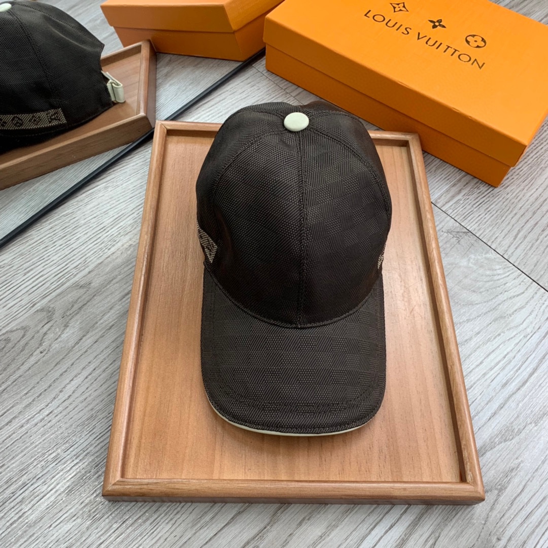 NO:205997,.L home.Webing style. Single single color. [Super A quality] latest style!  Fashion trend, high-end workmanship!  Every hat is made with care!  Oxford material!  First layer of cowhide!  It is equipped with a box, dust bag, extraordinary quality, and details are also very important. Leather cap nails, leather adjustment belt!  Hat fisherman hat baseball hat knit hat, hat, louis vuitton, espadrilles, cowhide, hats19860909.L家.织带款.单款单色.【超A品质】最新款！时尚潮流,高端做工！每一个帽子都是用心之作！牛津材质！头层牛皮！配盒子、防尘袋、非一般的品质,细节也很重要.真皮帽钉,真皮调节带！帽子渔夫帽棒球帽针织帽,帽子,louis vuitton,espadrilles,cowhide,hats,hat