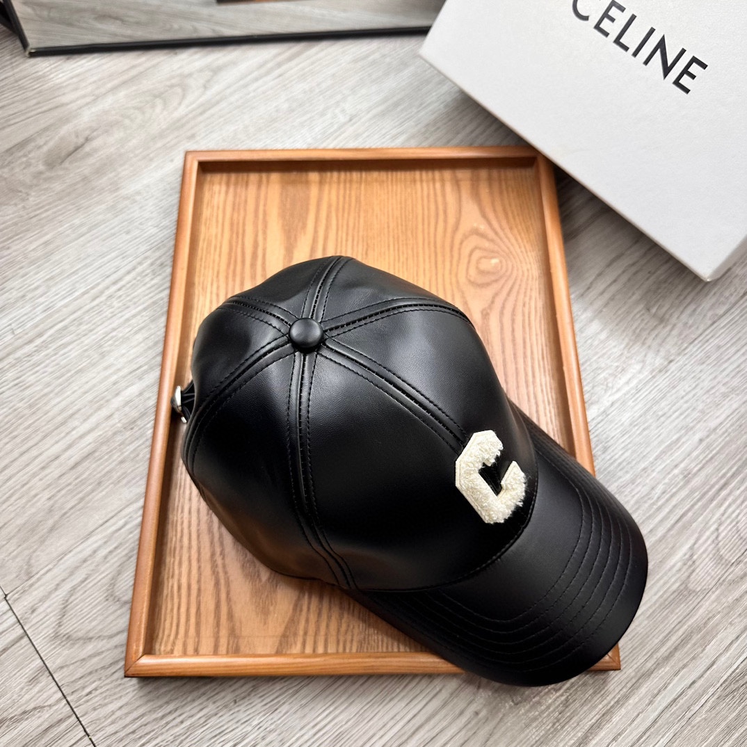 。赛琳。专柜11皮帽子。【配防尘袋】新品棒球帽！材质：Pu➕小羊皮！炸街必备单品！颜色大气！款式新颖别致