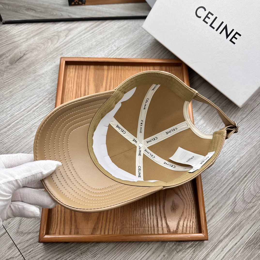 。赛琳。专柜11皮帽子。【配防尘袋】新品棒球帽！材质：Pu➕小羊皮！炸街必备单品！颜色大气！款式新颖别致