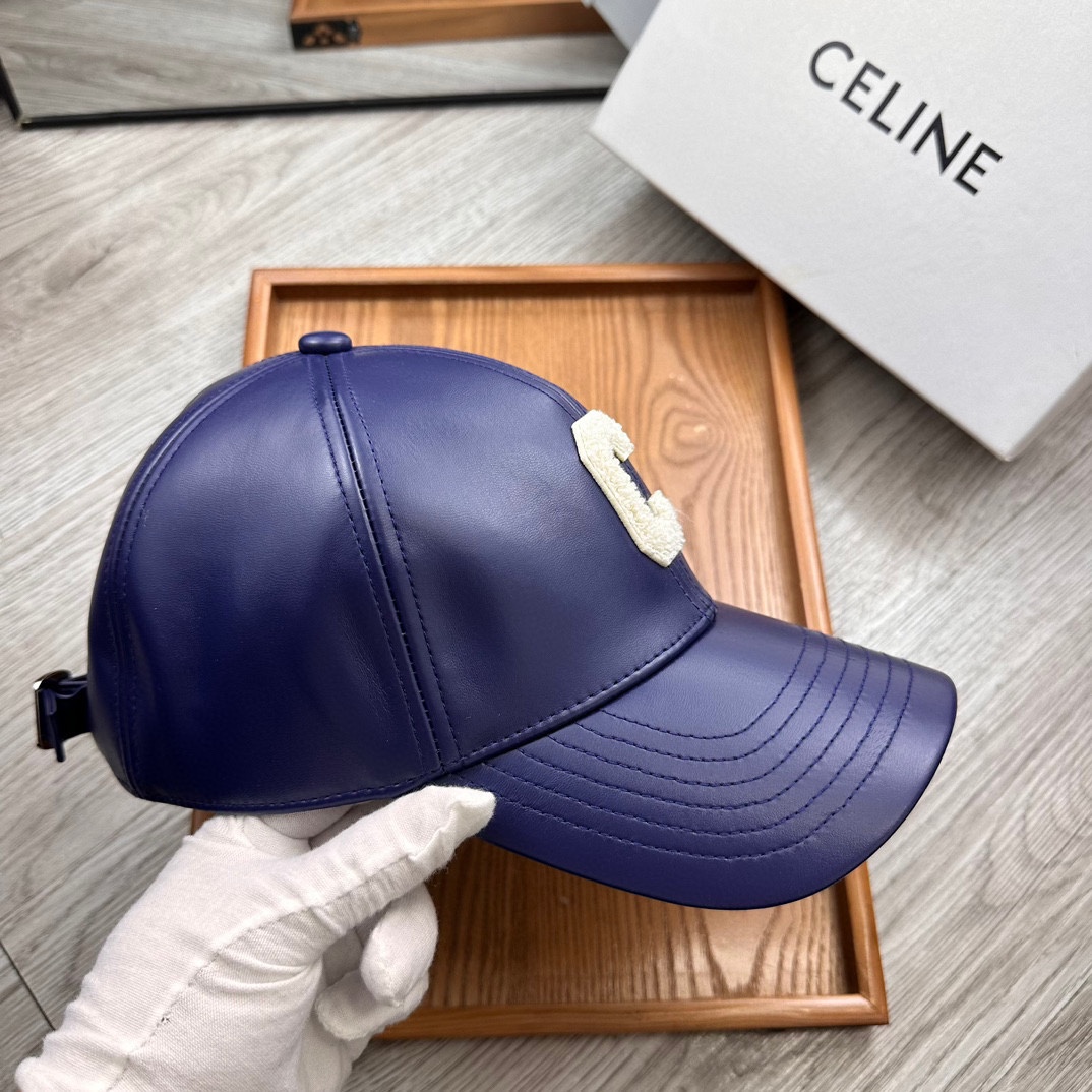 。赛琳。专柜11皮帽子。【配防尘袋】新品棒球帽！材质：Pu➕小羊皮！炸街必备单品！颜色大气！款式新颖别致