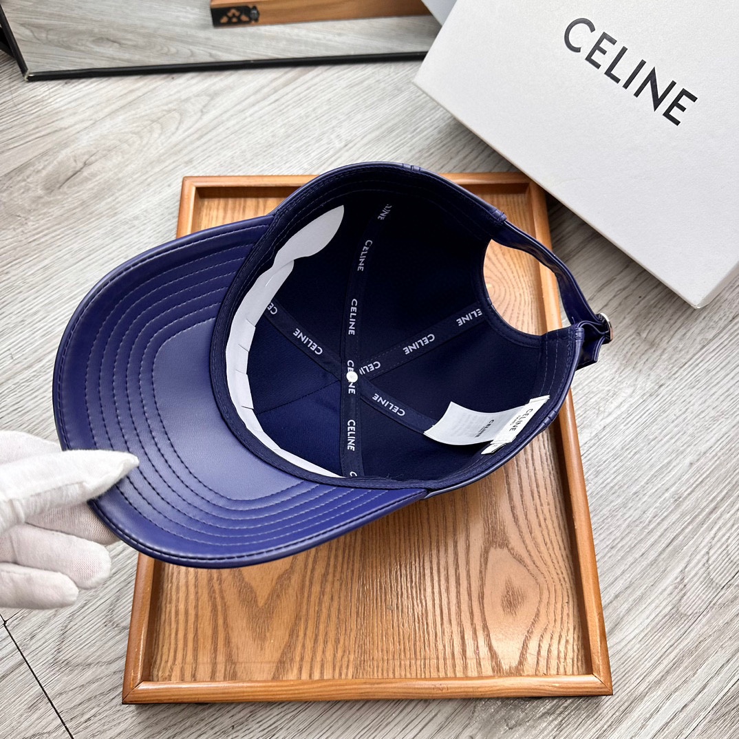 。赛琳。专柜11皮帽子。【配防尘袋】新品棒球帽！材质：Pu➕小羊皮！炸街必备单品！颜色大气！款式新颖别致