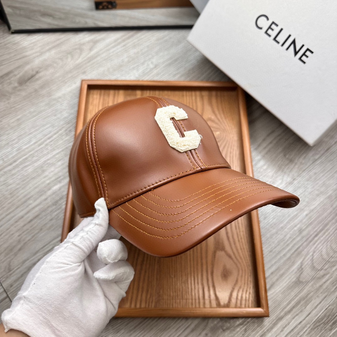 。赛琳。专柜11皮帽子。【配防尘袋】新品棒球帽！材质：Pu➕小羊皮！炸街必备单品！颜色大气！款式新颖别致