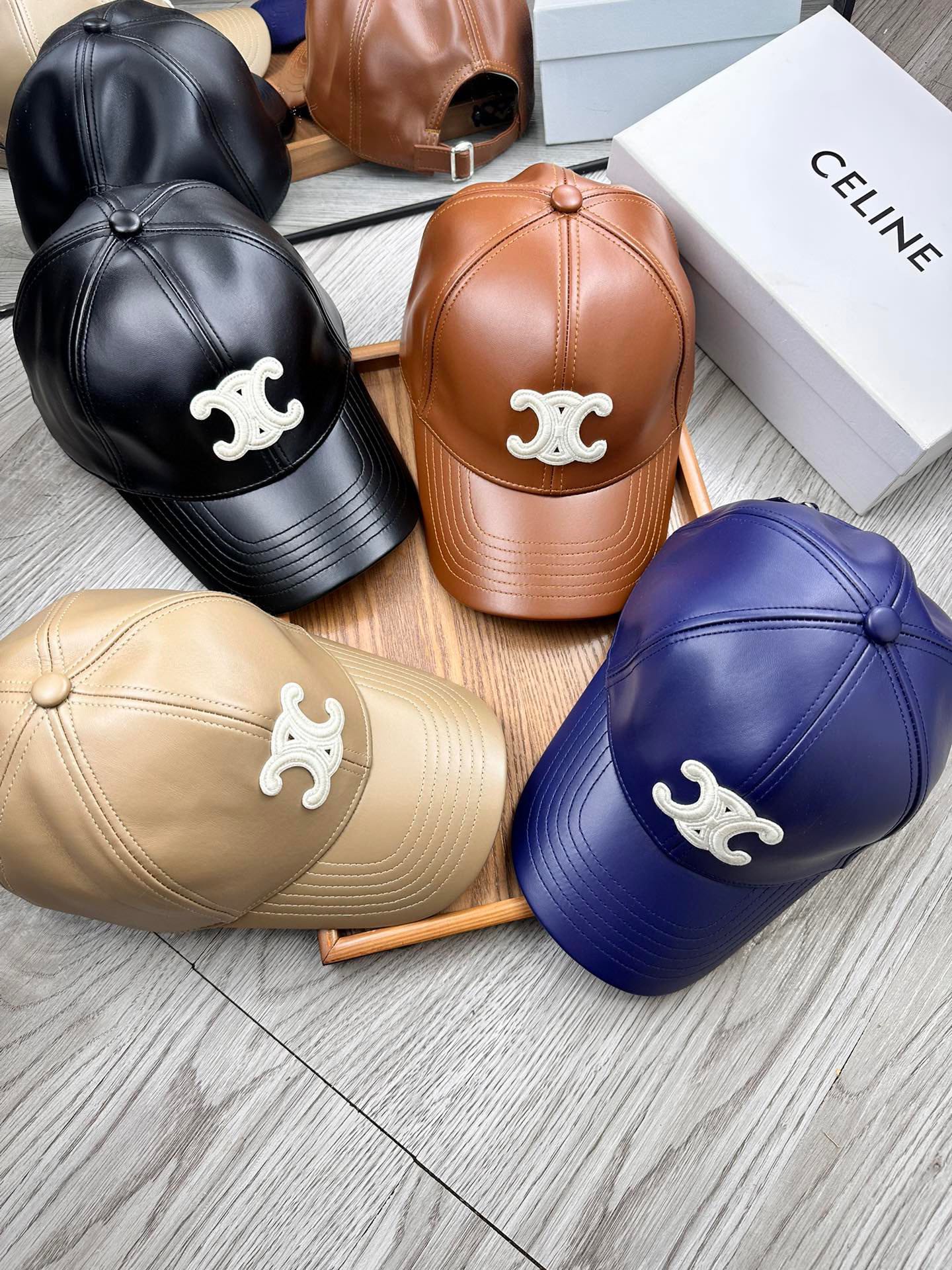 。赛琳。专柜11皮帽子。【配防尘袋】新品棒球帽！材质：Pu➕小羊皮！炸街必备单品！颜色大气！款式新颖别致