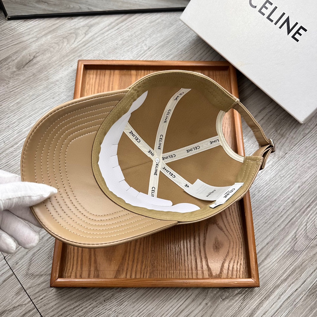 。赛琳。专柜11皮帽子。【配防尘袋】新品棒球帽！材质：Pu➕小羊皮！炸街必备单品！颜色大气！款式新颖别致