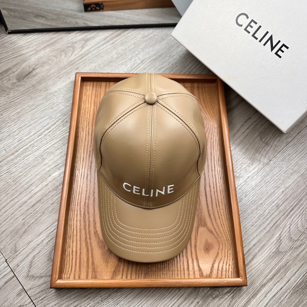 。赛琳。专柜11皮帽子。【配防尘袋】新品棒球帽！材质：Pu➕小羊皮！炸街必备单品！颜色大气！款式新颖别致