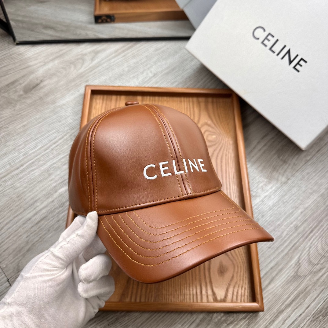 。赛琳。专柜11皮帽子。【配防尘袋】新品棒球帽！材质：Pu➕小羊皮！炸街必备单品！颜色大气！款式新颖别致