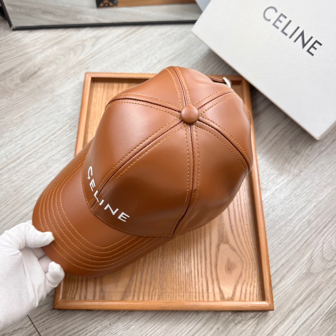 。赛琳。专柜11皮帽子。【配防尘袋】新品棒球帽！材质：Pu➕小羊皮！炸街必备单品！颜色大气！款式新颖别致