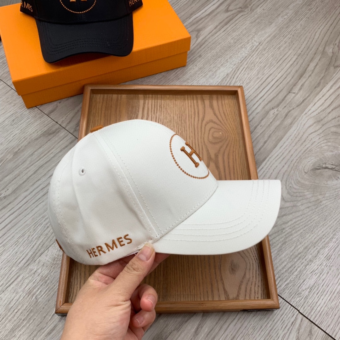 。H家。【配防尘袋】新品棒球帽！材质：纯棉！透气性好！夏天防晒，秋冬百搭必备单品！颜色大气！款式新颖别致