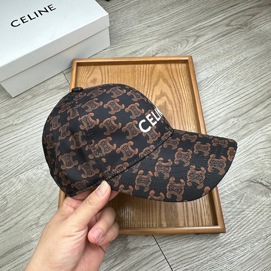 。赛琳。【配防尘袋】新品棒球帽！材质：纯棉！透气性好！夏天防晒，秋冬百搭必备单品！颜色大气！款式新颖别致