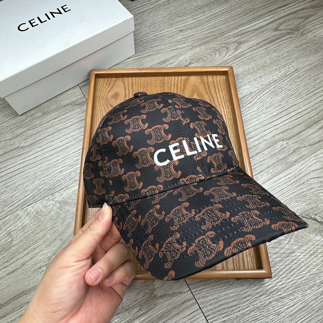 。赛琳。【配防尘袋】新品棒球帽！材质：纯棉！透气性好！夏天防晒，秋冬百搭必备单品！颜色大气！款式新颖别致