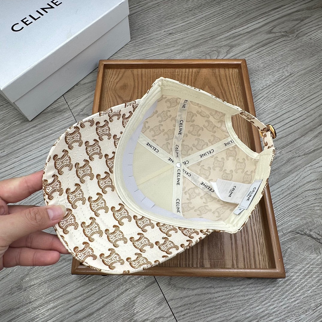 。赛琳。【配防尘袋】新品棒球帽！材质：纯棉！透气性好！夏天防晒，秋冬百搭必备单品！颜色大气！款式新颖别致