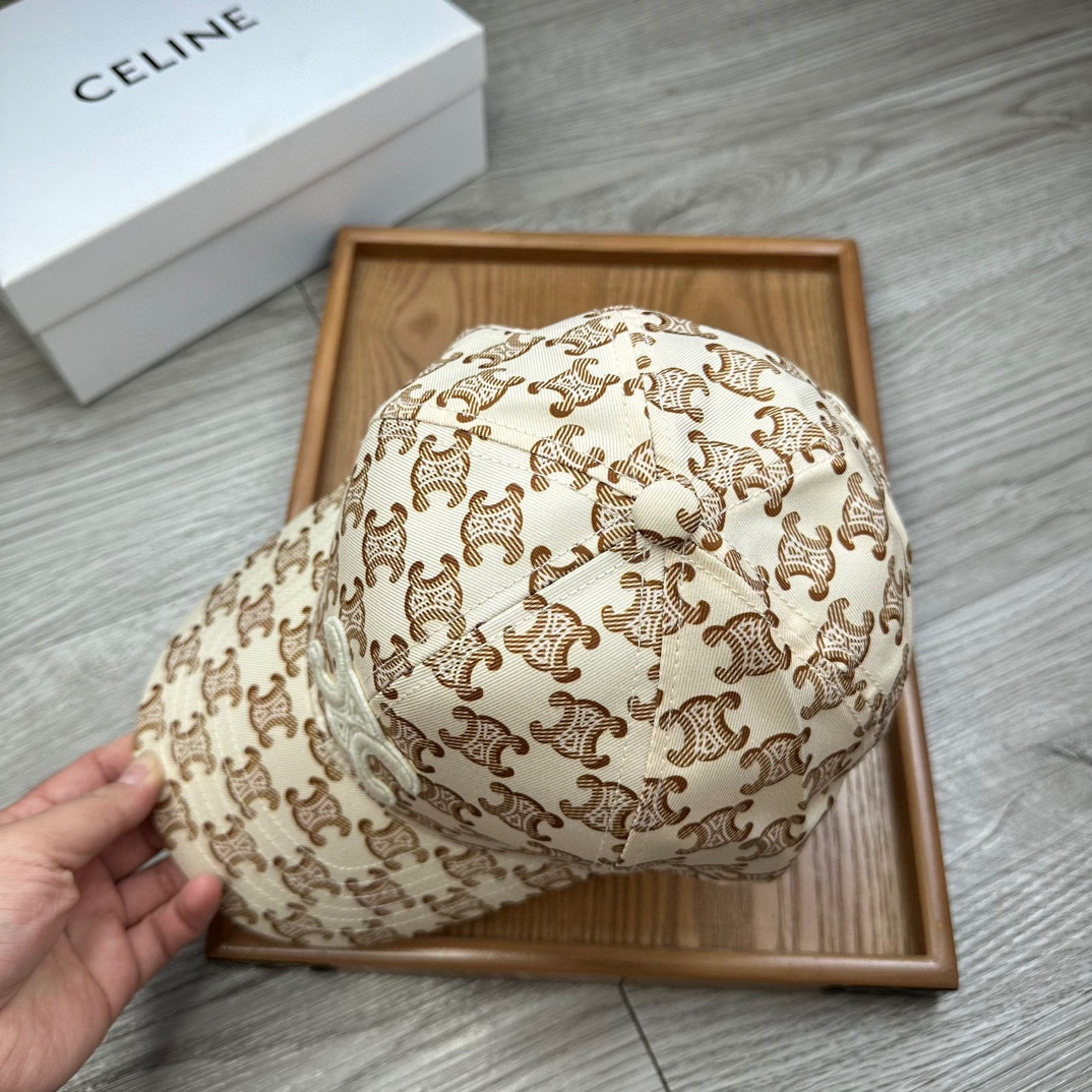 。赛琳。【配防尘袋】新品棒球帽！材质：纯棉！透气性好！夏天防晒，秋冬百搭必备单品！颜色大气！款式新颖别致