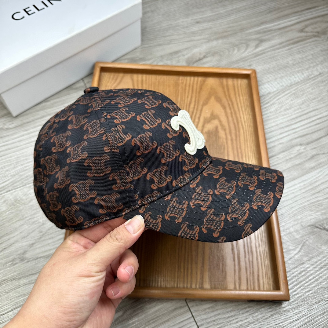 。赛琳。【配防尘袋】新品棒球帽！材质：纯棉！透气性好！夏天防晒，秋冬百搭必备单品！颜色大气！款式新颖别致