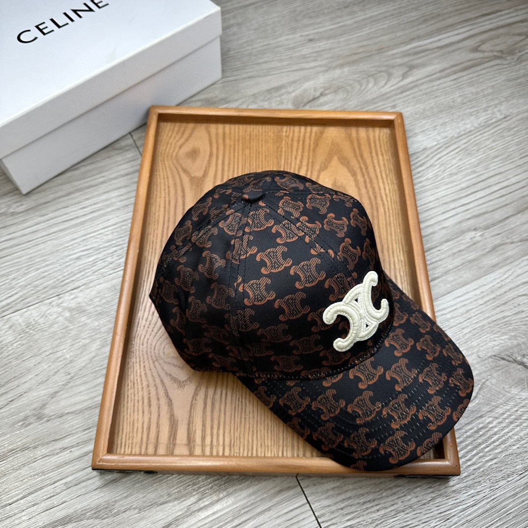 。赛琳。【配防尘袋】新品棒球帽！材质：纯棉！透气性好！夏天防晒，秋冬百搭必备单品！颜色大气！款式新颖别致