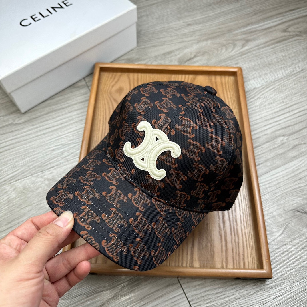 。赛琳。【配防尘袋】新品棒球帽！材质：纯棉！透气性好！夏天防晒，秋冬百搭必备单品！颜色大气！款式新颖别致