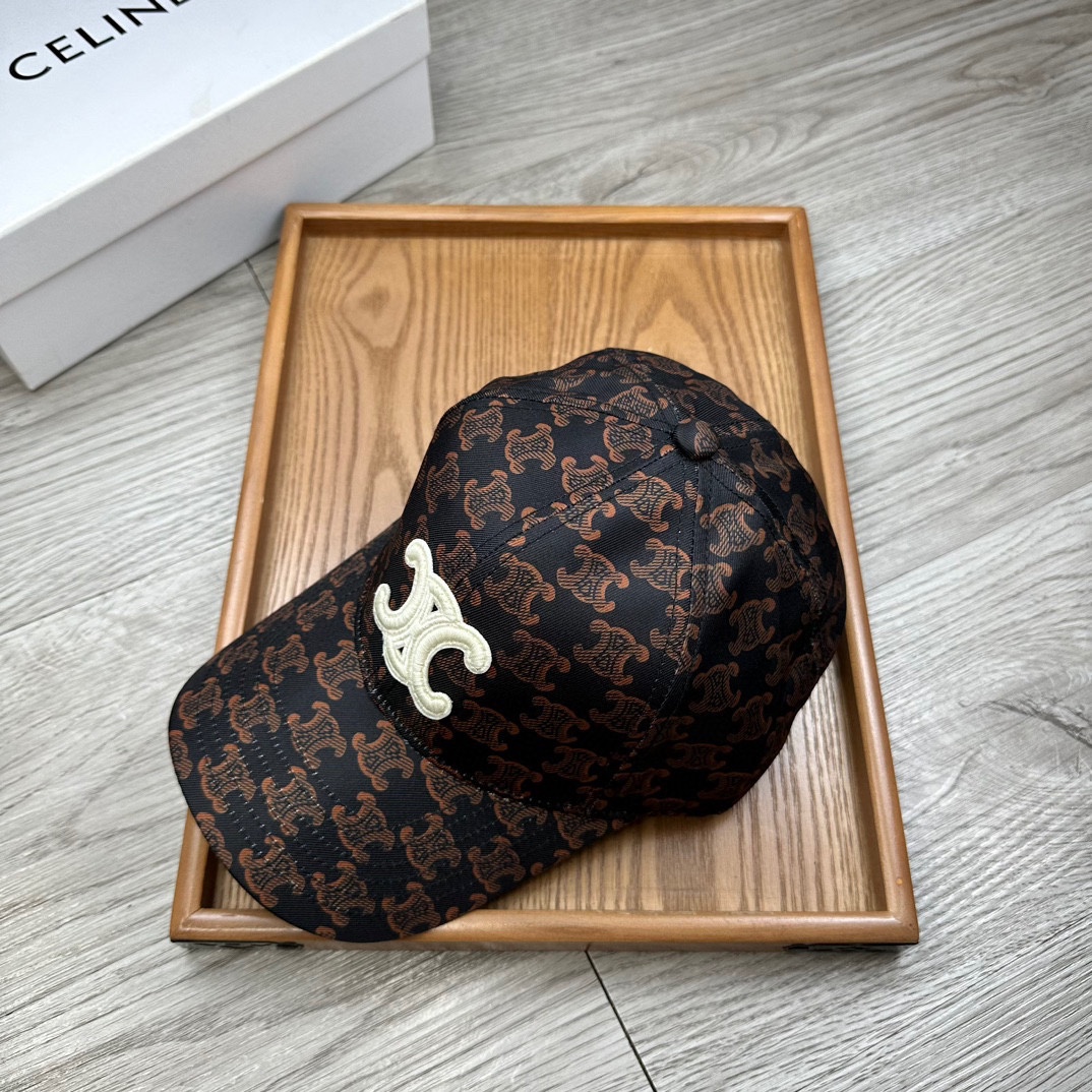 。赛琳。【配防尘袋】新品棒球帽！材质：纯棉！透气性好！夏天防晒，秋冬百搭必备单品！颜色大气！款式新颖别致