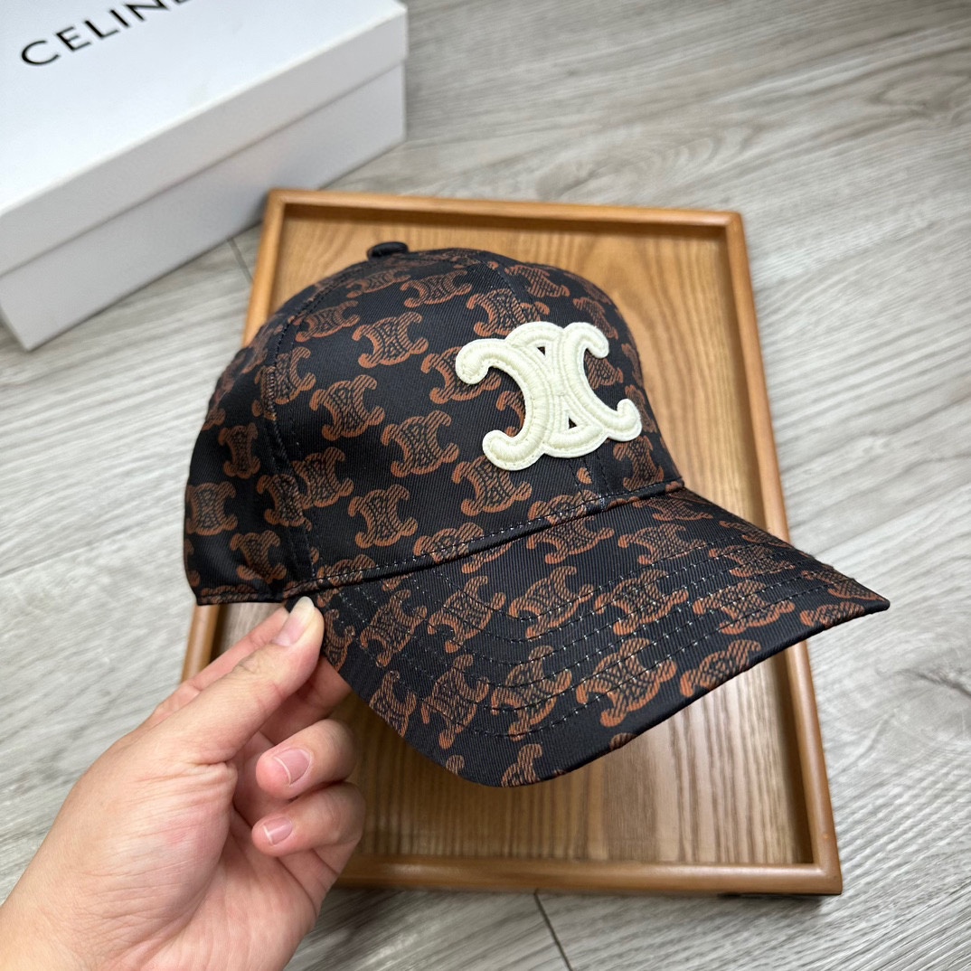 。赛琳。【配防尘袋】新品棒球帽！材质：纯棉！透气性好！夏天防晒，秋冬百搭必备单品！颜色大气！款式新颖别致