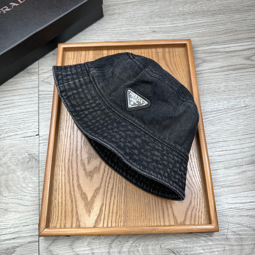 。Prada。牛仔渔夫【配防尘袋】高端舒适！高端材质！！今年帽子第一流行趋势绝对是渔夫帽！今年的渔夫帽满