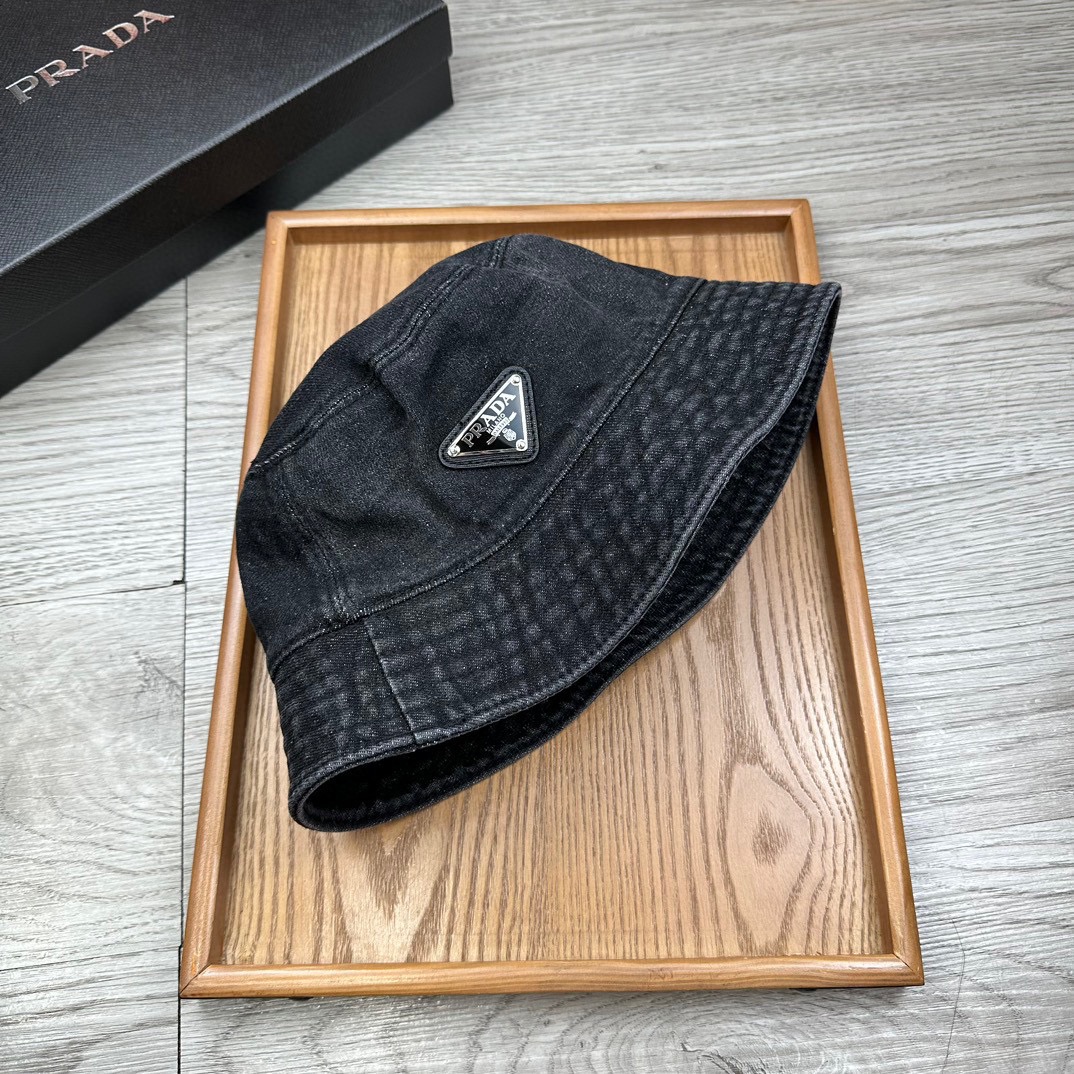 。Prada。牛仔渔夫【配防尘袋】高端舒适！高端材质！！今年帽子第一流行趋势绝对是渔夫帽！今年的渔夫帽满