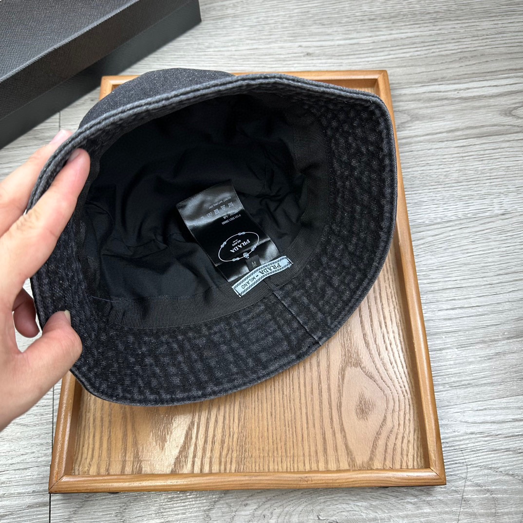 。Prada。牛仔渔夫【配防尘袋】高端舒适！高端材质！！今年帽子第一流行趋势绝对是渔夫帽！今年的渔夫帽满