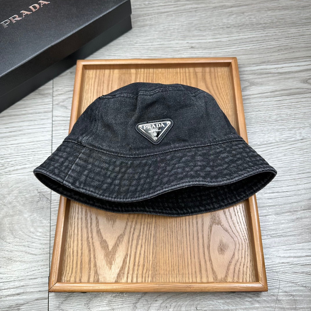 。Prada。牛仔渔夫【配防尘袋】高端舒适！高端材质！！今年帽子第一流行趋势绝对是渔夫帽！今年的渔夫帽满