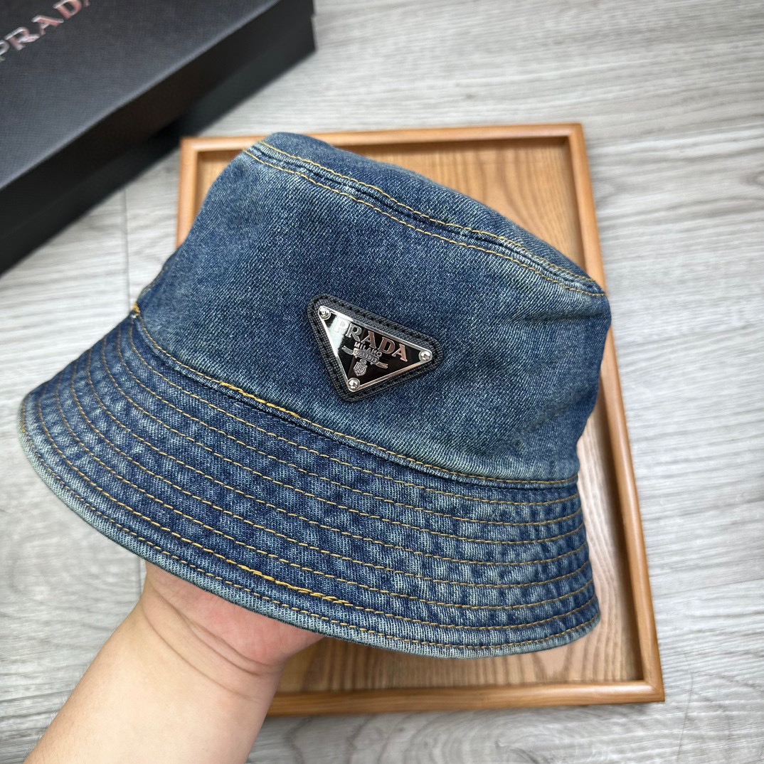 。Prada。牛仔渔夫【配防尘袋】高端舒适！高端材质！！今年帽子第一流行趋势绝对是渔夫帽！今年的渔夫帽满