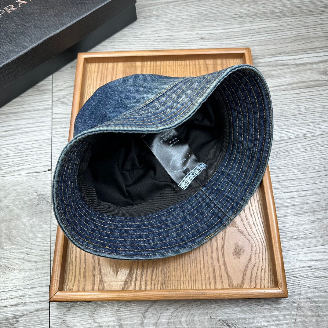 。Prada。牛仔渔夫【配防尘袋】高端舒适！高端材质！！今年帽子第一流行趋势绝对是渔夫帽！今年的渔夫帽满