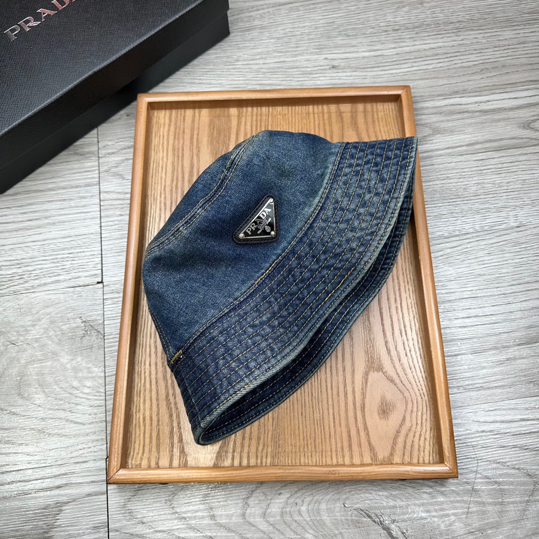 。Prada。牛仔渔夫【配防尘袋】高端舒适！高端材质！！今年帽子第一流行趋势绝对是渔夫帽！今年的渔夫帽满