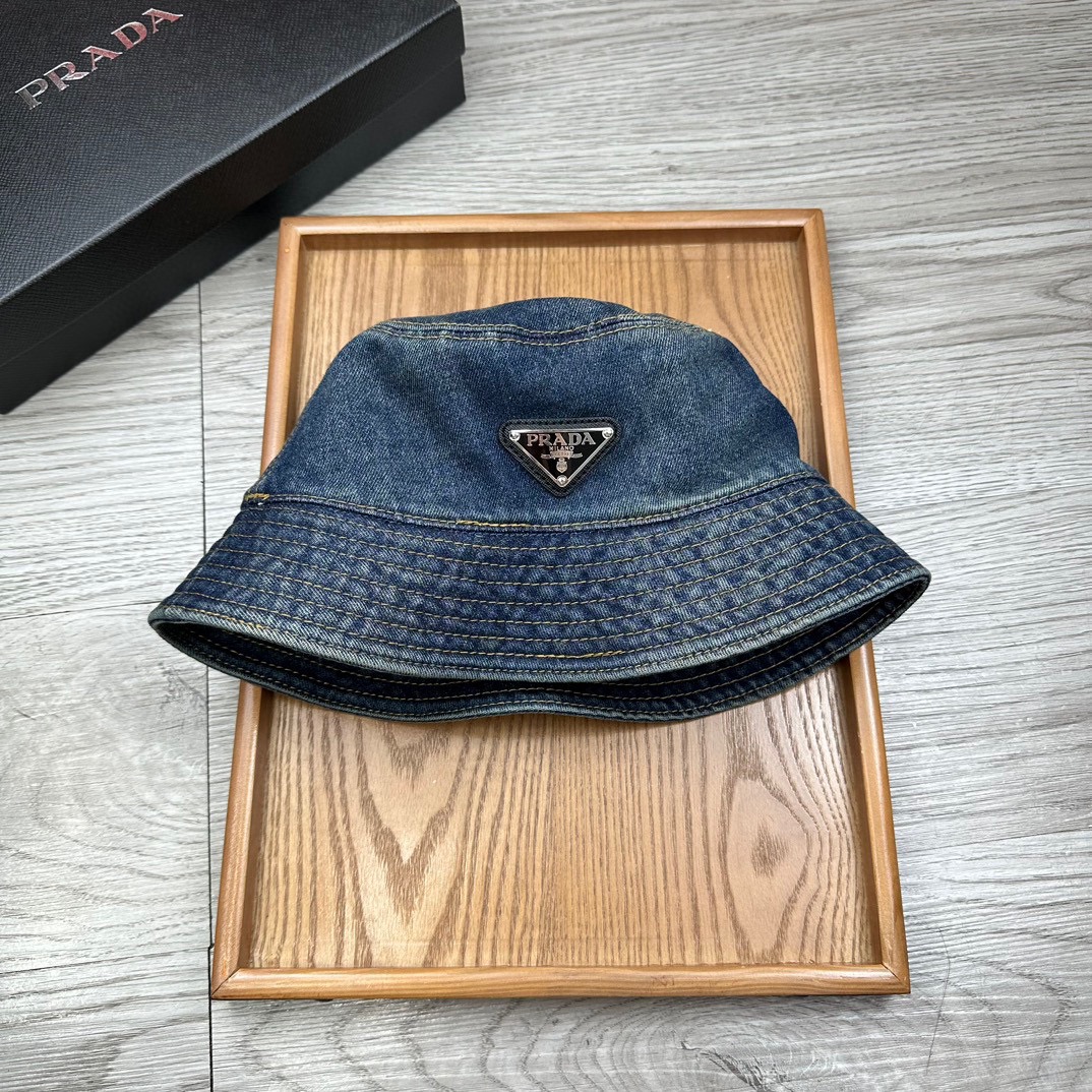 。Prada。牛仔渔夫【配防尘袋】高端舒适！高端材质！！今年帽子第一流行趋势绝对是渔夫帽！今年的渔夫帽满