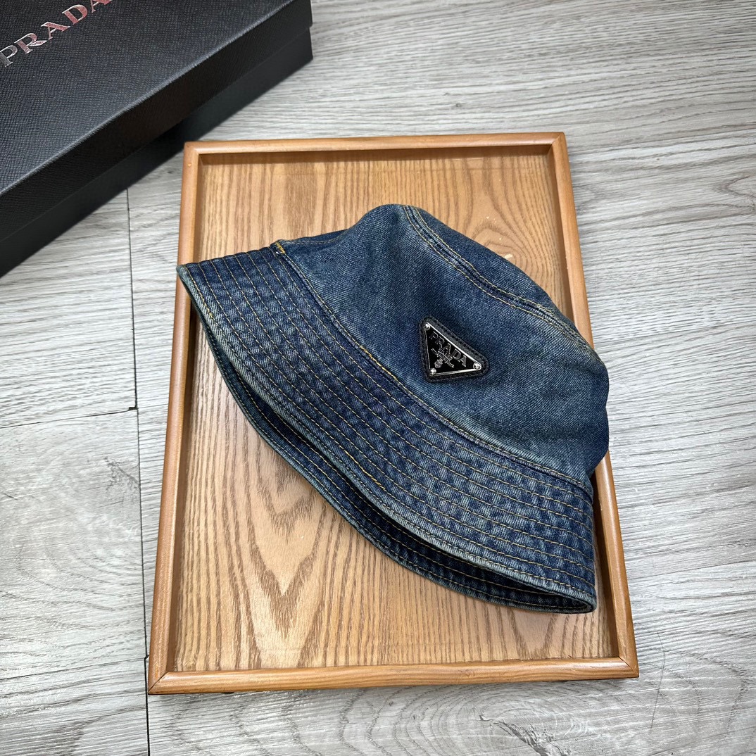 。Prada。牛仔渔夫【配防尘袋】高端舒适！高端材质！！今年帽子第一流行趋势绝对是渔夫帽！今年的渔夫帽满