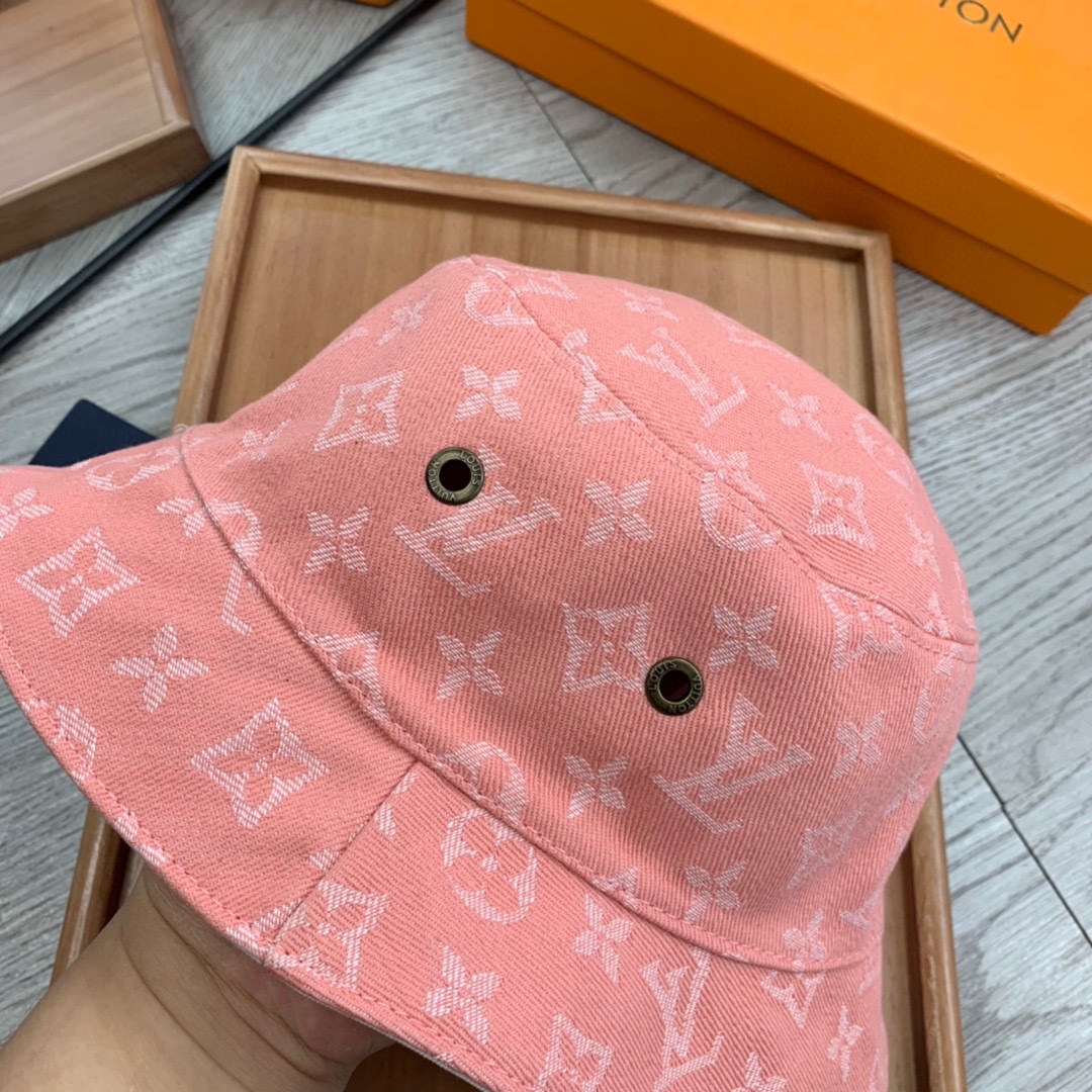 。LV【双面渔夫帽】颜色超正！超美新品金属双孔渔夫到货！双面可用、超级好看的配色！双面百搭，真的分分钟街