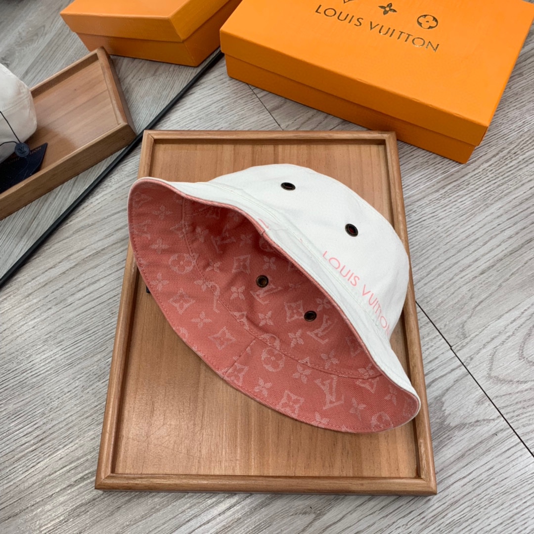 。LV【双面渔夫帽】颜色超正！超美新品金属双孔渔夫到货！双面可用、超级好看的配色！双面百搭，真的分分钟街