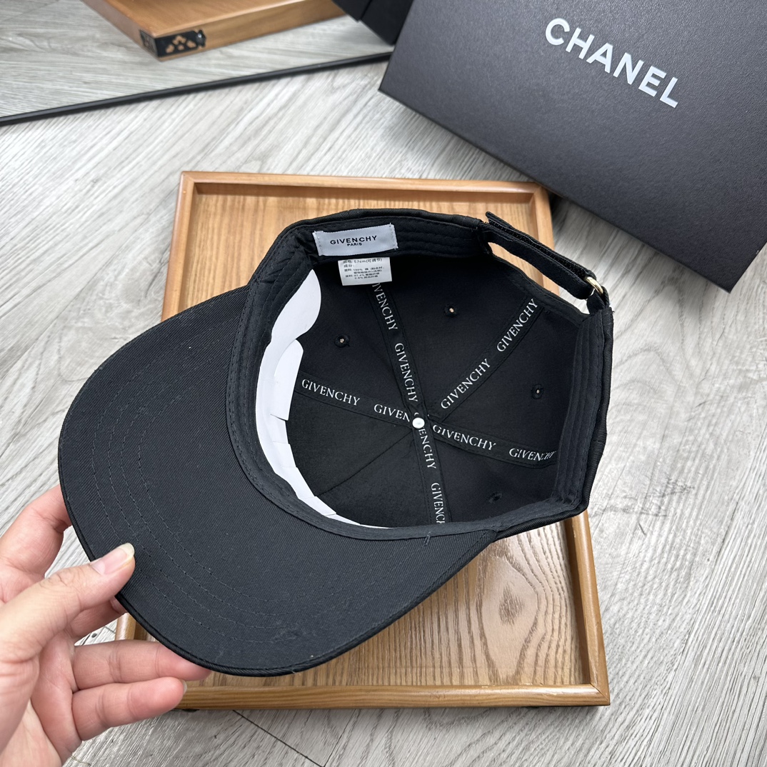 。纪梵希。【配防尘袋】新品棒球帽！材质：纯棉！透气性好！春天挡风，夏天防晒必备单品！颜色大气！款式新颖别