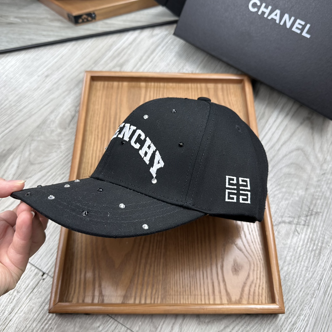 。纪梵希。【配防尘袋】新品棒球帽！材质：纯棉！透气性好！春天挡风，夏天防晒必备单品！颜色大气！款式新颖别