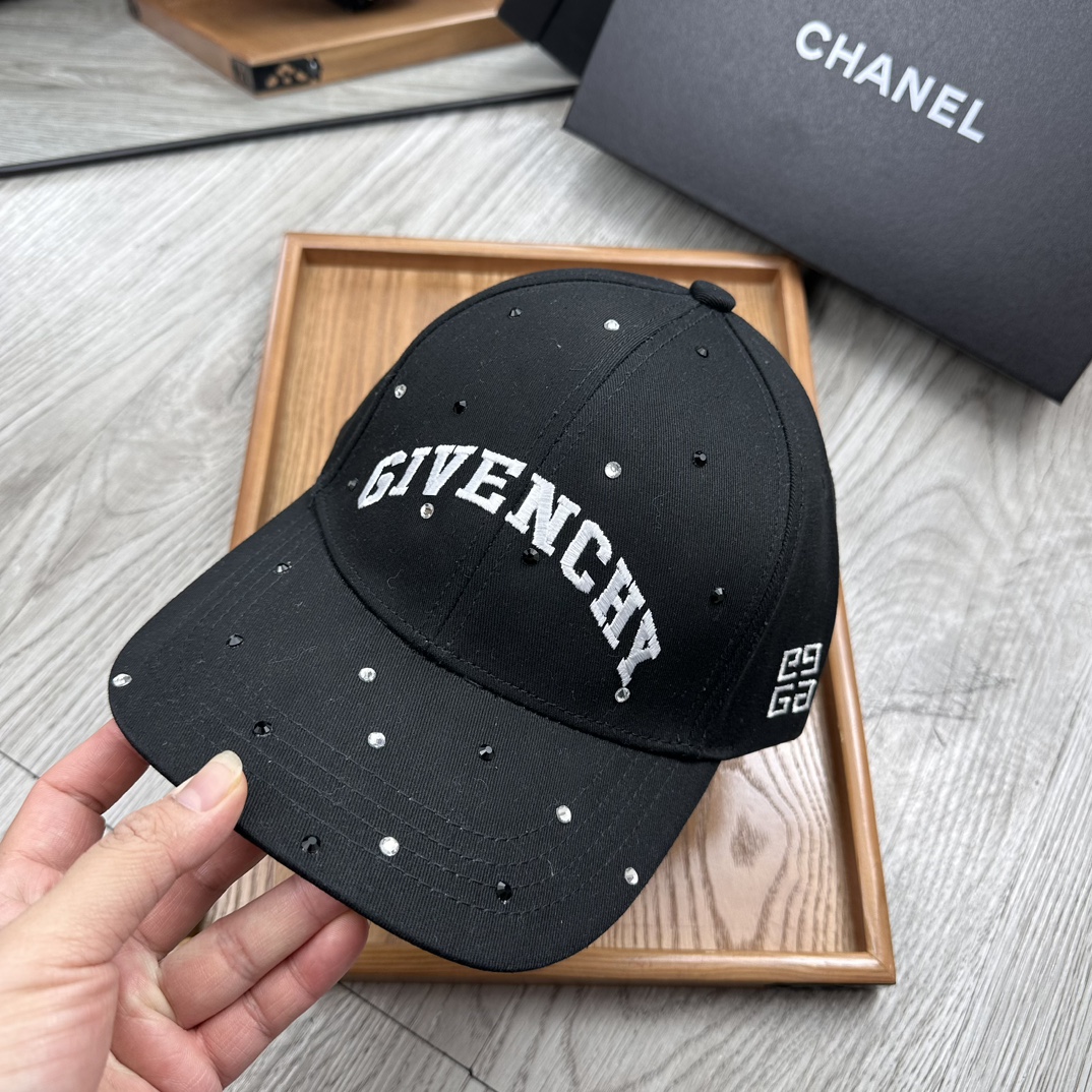 。纪梵希。【配防尘袋】新品棒球帽！材质：纯棉！透气性好！春天挡风，夏天防晒必备单品！颜色大气！款式新颖别