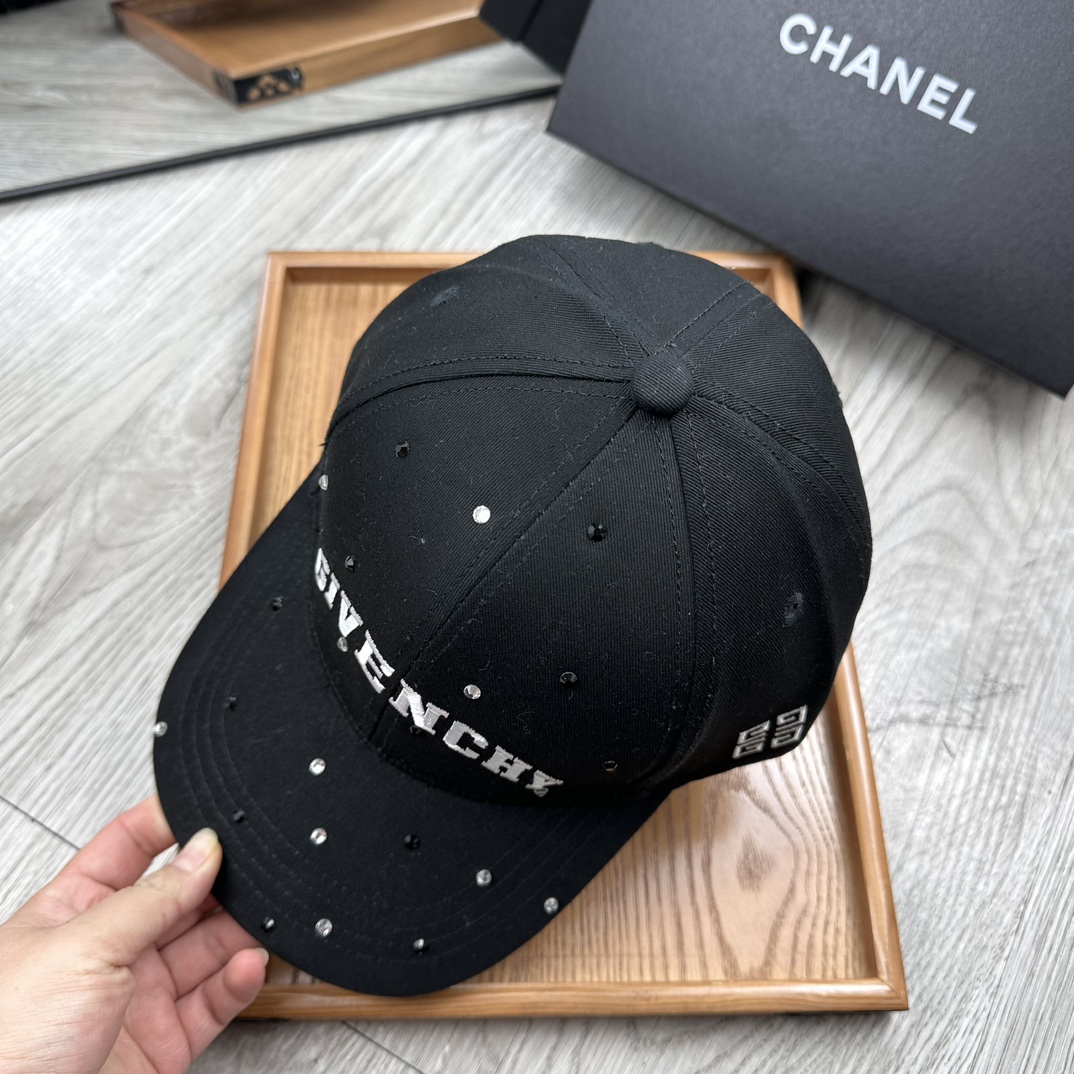 。纪梵希。【配防尘袋】新品棒球帽！材质：纯棉！透气性好！春天挡风，夏天防晒必备单品！颜色大气！款式新颖别