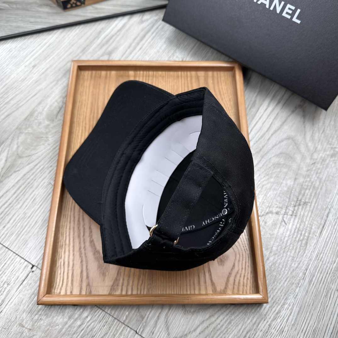 。纪梵希。【配防尘袋】新品棒球帽！材质：纯棉！透气性好！春天挡风，夏天防晒必备单品！颜色大气！款式新颖别