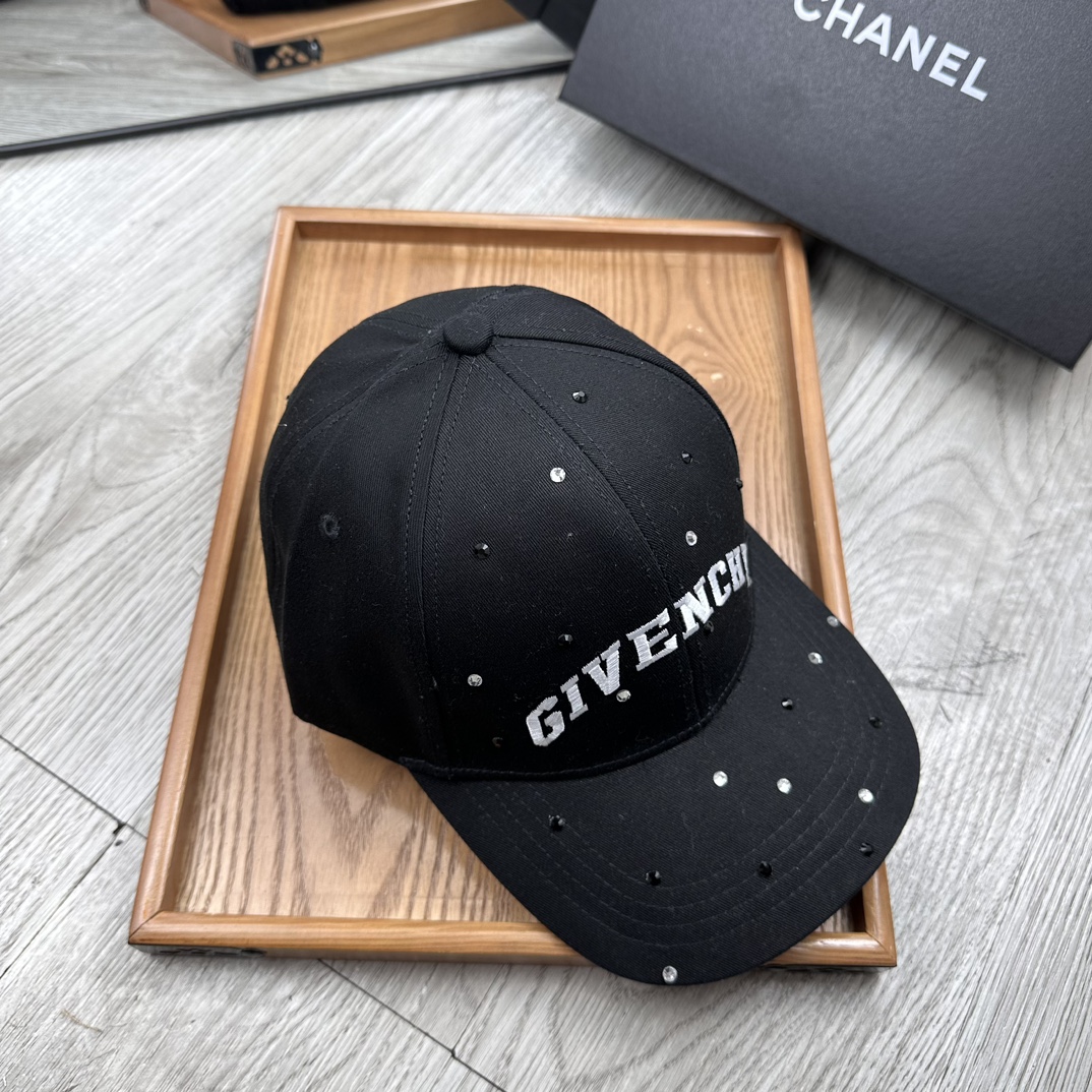 。纪梵希。【配防尘袋】新品棒球帽！材质：纯棉！透气性好！春天挡风，夏天防晒必备单品！颜色大气！款式新颖别