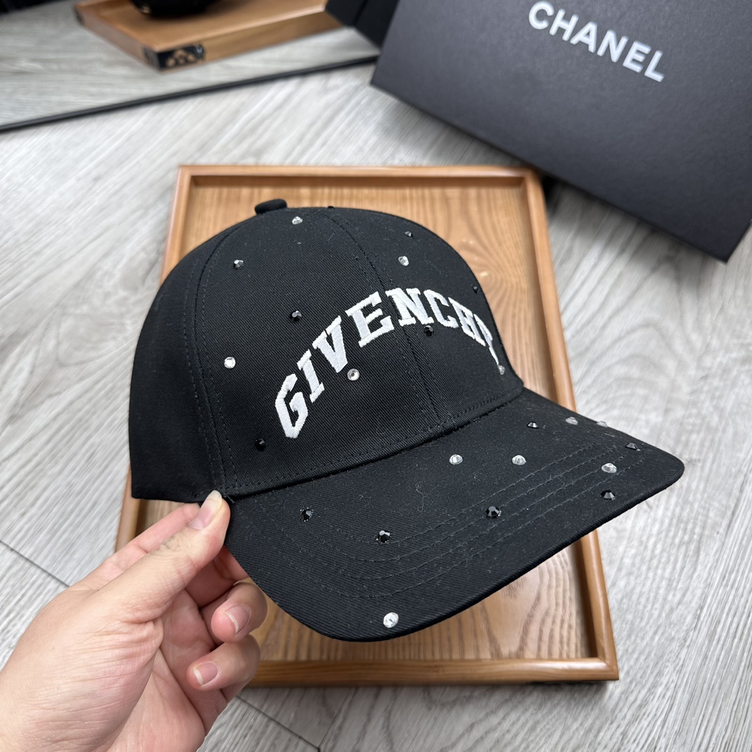 。纪梵希。【配防尘袋】新品棒球帽！材质：纯棉！透气性好！春天挡风，夏天防晒必备单品！颜色大气！款式新颖别