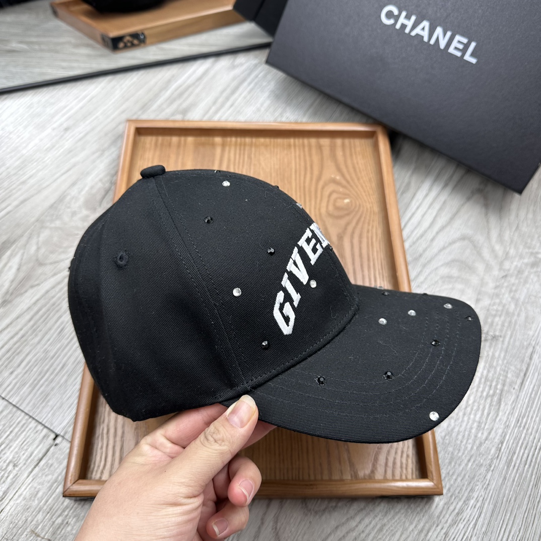 。纪梵希。【配防尘袋】新品棒球帽！材质：纯棉！透气性好！春天挡风，夏天防晒必备单品！颜色大气！款式新颖别